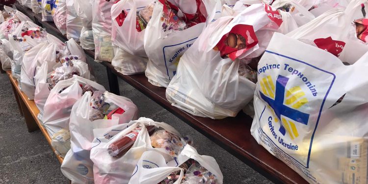 600 великодніх пакунків роздали потребуючим у тернопільському “Карітасі”