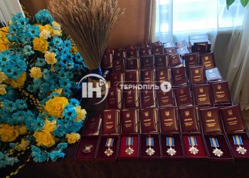 Родинам героїв вручили посмертні відзнаки військових з Тернопільщини