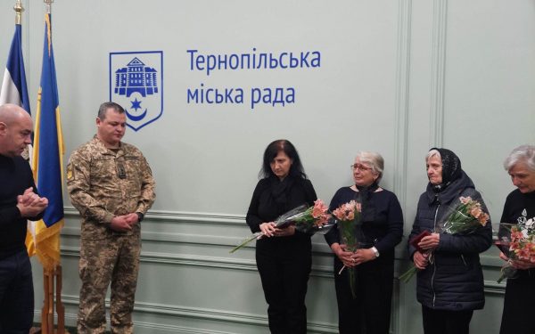 Посмертні відзнаки полеглих воїнів вручили рідним у Тернополі