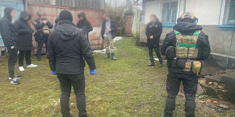 Двох чоловіків, які продавали наркотики друзям, затримали на Тернопільщині