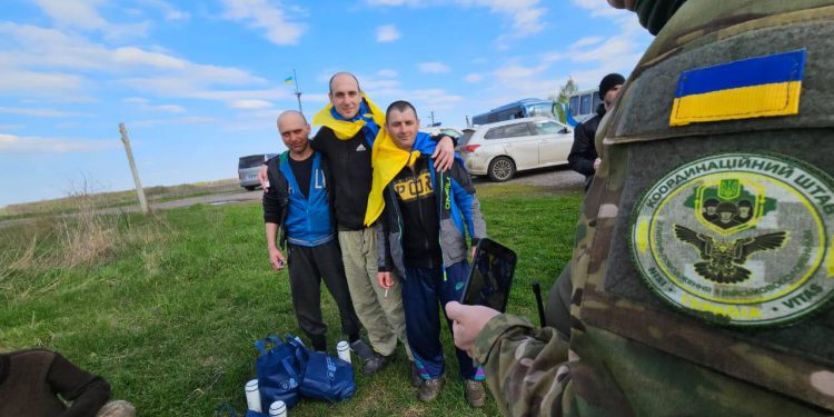 44 українські захисники повернулися додому з російського полону