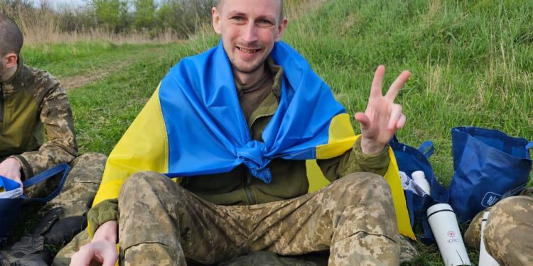 44 українські захисники повернулися додому з російського полону