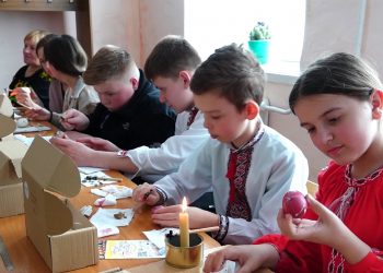 “Великодня веселка”: школярів Тернопільщини навчали писанкарству в рамках соціального проєкту