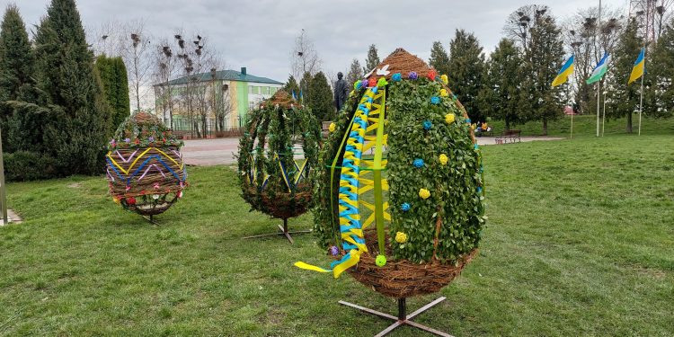 Велетенськими писанками прикрасили Зборів