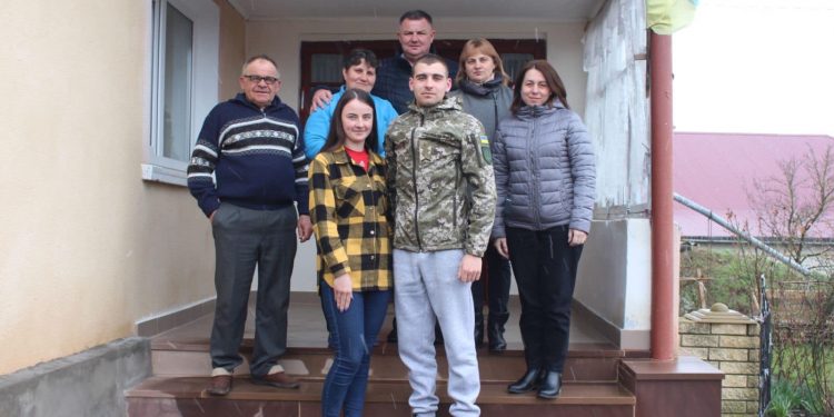 Додому повернувся звільнений з російського полону воїн Тарас Копачівський із Великогаївської громади