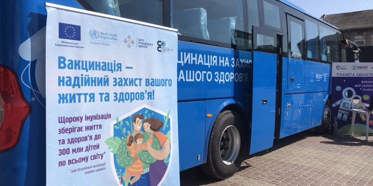 Безкоштовно вакцинують від небезпечних хвороб тернополян на Театральному майдані