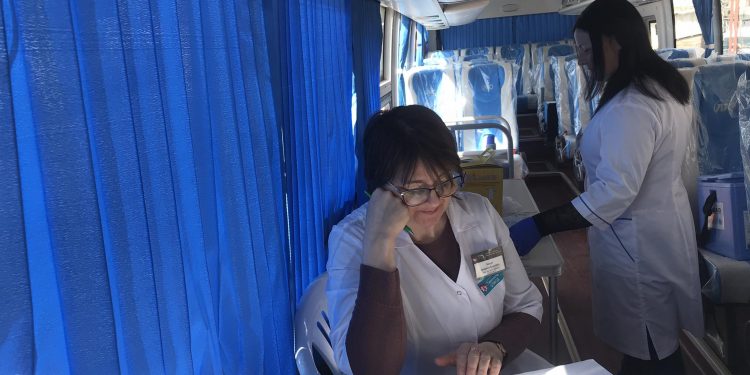 Безкоштовно вакцинують від небезпечних хвороб тернополян на Театральному майдані