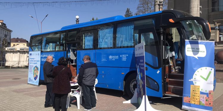 Безкоштовно вакцинують від небезпечних хвороб тернополян на Театральному майдані