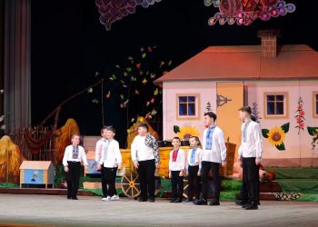 Великодню виставу про українські звичаї для маленьких переселенців і дітей полеглих воїнів показали в Тернополі