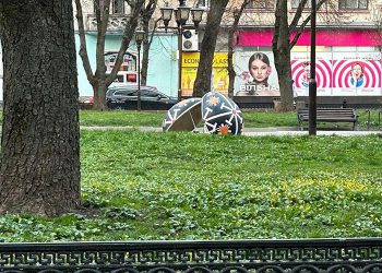 Декоративну писанку розтрощив нетверезий зловмисник у центрі Тернополя