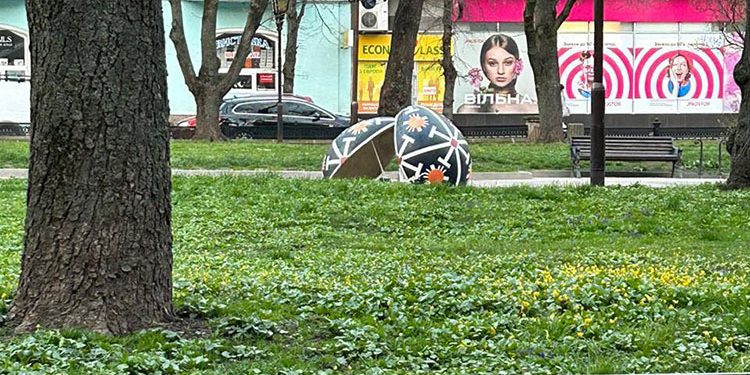 Декоративну писанку розтрощив нетверезий зловмисник у центрі Тернополя