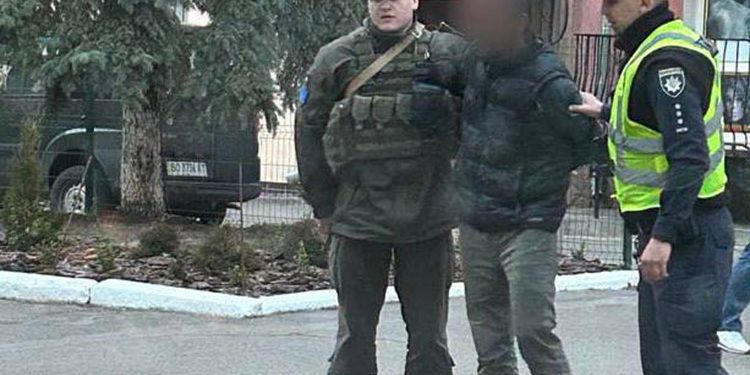 Декоративну писанку розтрощив нетверезий зловмисник у центрі Тернополя