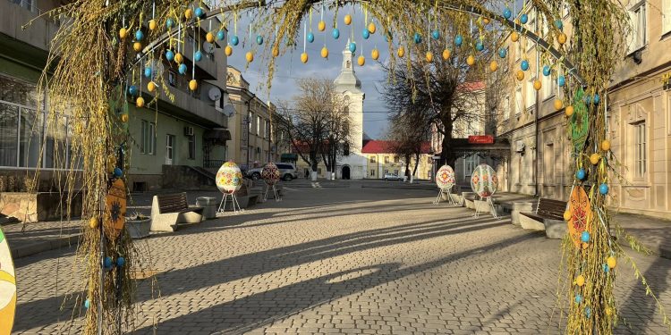 Оригінальні фотозони встановили до Великодня у Заліщиках