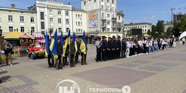 Загиблих військових вшанували в Тернополі в День героїв