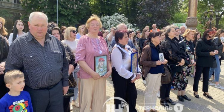 Загиблих військових вшанували в Тернополі в День героїв