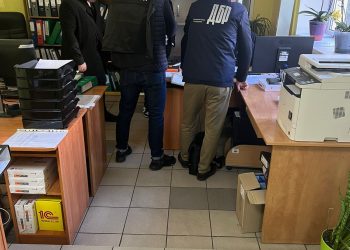 Податківця та трьох директорів підприємств підозрюють у несплаті податків на Тернопільщині