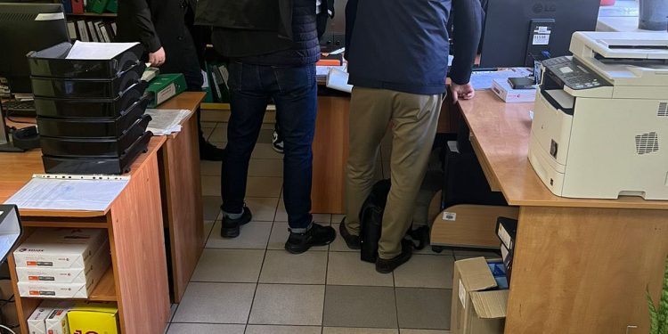 Податківця та трьох директорів підприємств підозрюють у несплаті податків на Тернопільщині