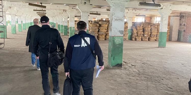 Податківця та трьох директорів підприємств підозрюють у несплаті податків на Тернопільщині