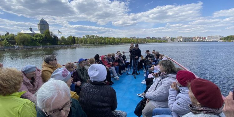 Прогулянку на теплоході організували для тернополянок до Дня матері