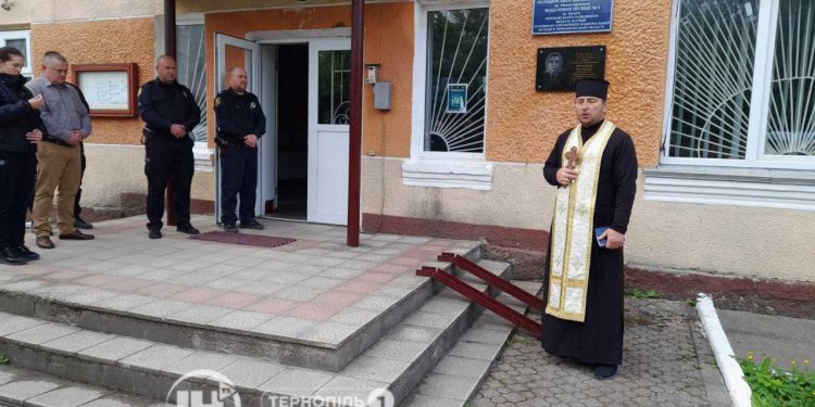 Меморіальну дошку військовому Анатолію Чумаку відкрили на фасаді відділення поліції у Монастириській громаді