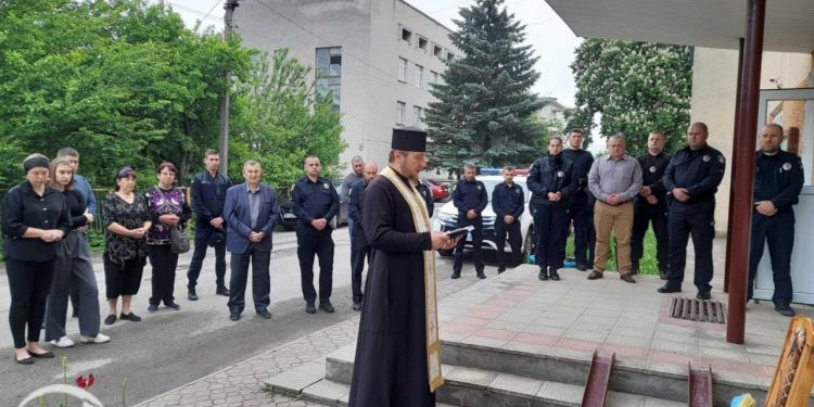 Меморіальну дошку військовому Анатолію Чумаку відкрили на фасаді відділення поліції у Монастириській громаді