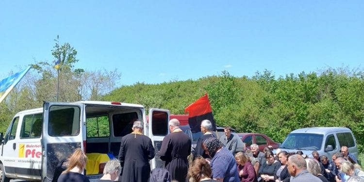 Із військовим Андрієм Хмуричем прощаються сьогодні на Підгаєччині