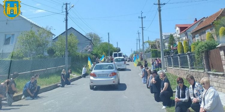 Із військовим Андрієм Хмуричем прощаються сьогодні на Підгаєччині