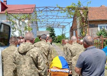 Із військовим Андрієм Хмуричем прощаються сьогодні на Підгаєччині