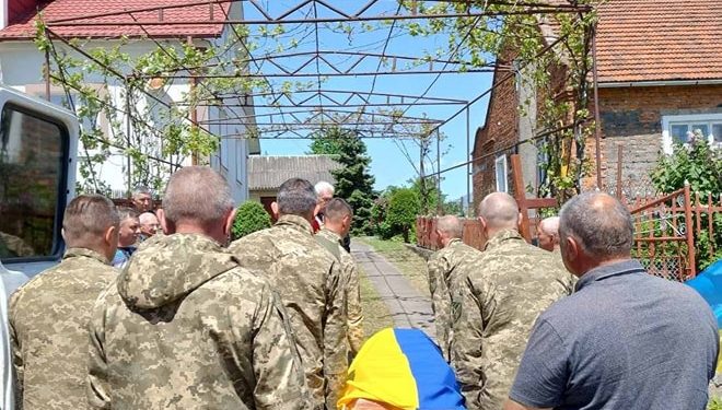 Із військовим Андрієм Хмуричем прощаються сьогодні на Підгаєччині