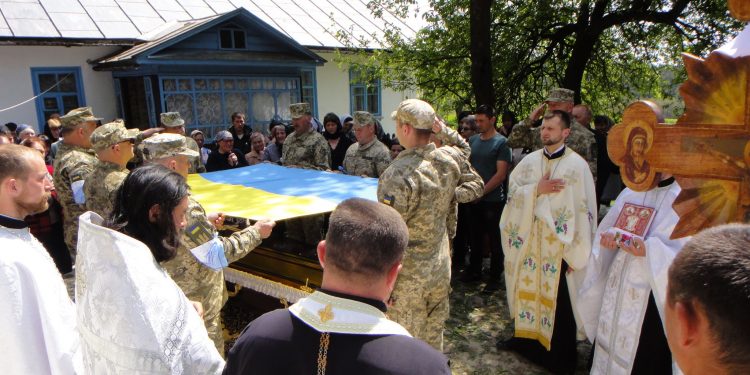 31-річного воїна Андрія Панасюка поховали на Шмущині