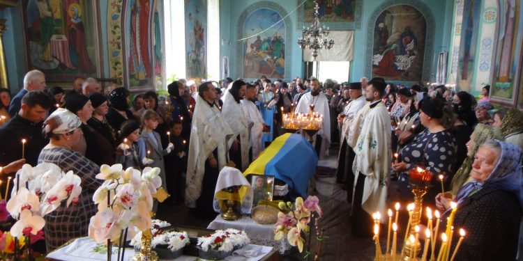 31-річного воїна Андрія Панасюка поховали на Шмущині