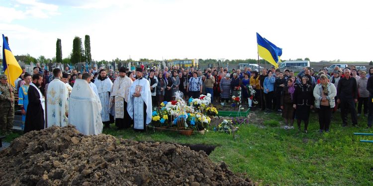 31-річного воїна Андрія Панасюка поховали на Шмущині