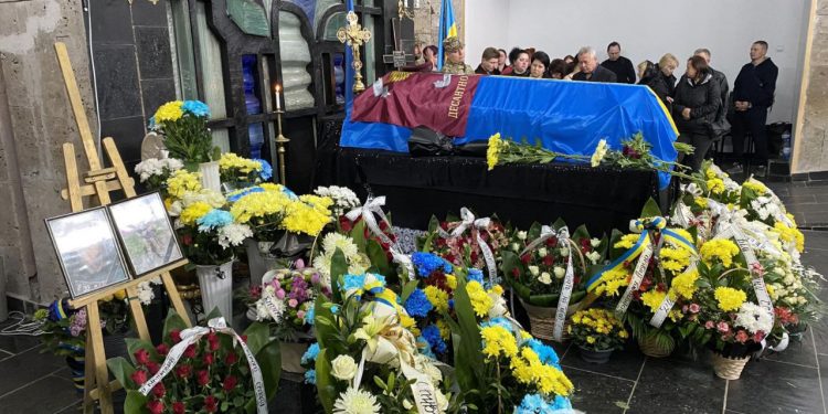 Із військовим Андрієм Саломоном прощаються у Тернополі