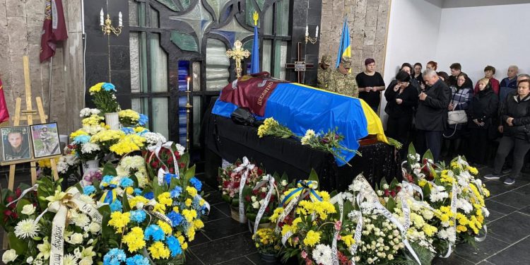 Із військовим Андрієм Саломоном прощаються у Тернополі