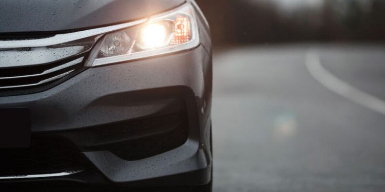 З 1 травня ближнє світло фар за містом вмикати необов’язково