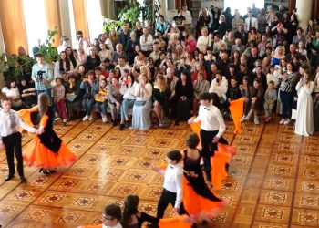 Благодійний бал організували учні та педагоги тернопільської школи