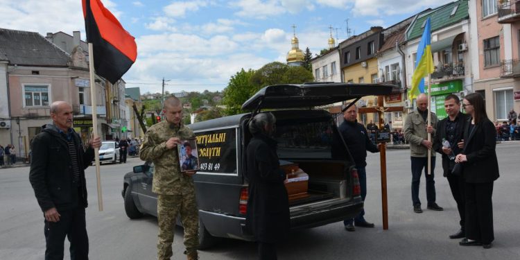 Останки полеглого воїна Дмитра Грицишина зустріли в рідній Теребовлі