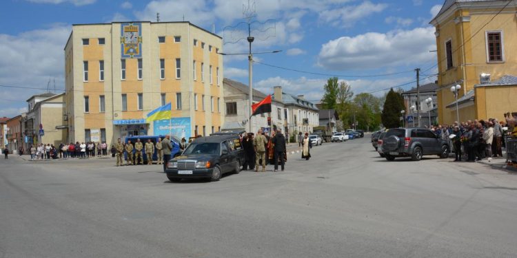 Останки полеглого воїна Дмитра Грицишина зустріли в рідній Теребовлі