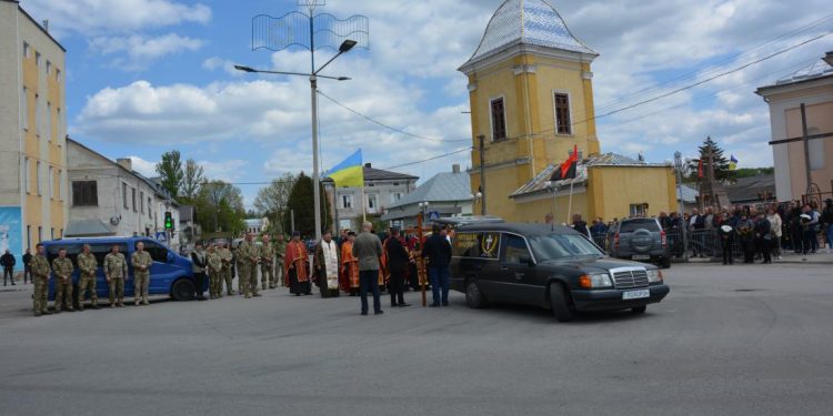 Останки полеглого воїна Дмитра Грицишина зустріли в рідній Теребовлі