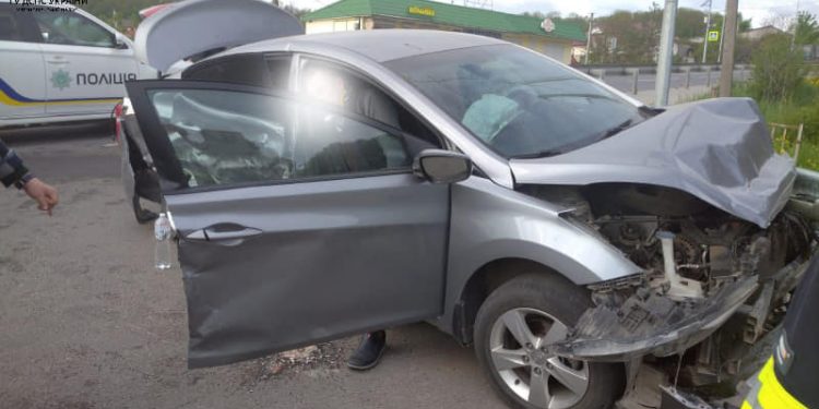 Внаслідок ДТП чоловіка затисло в автівці біля Тернополя (ОНОВЛЕНО)