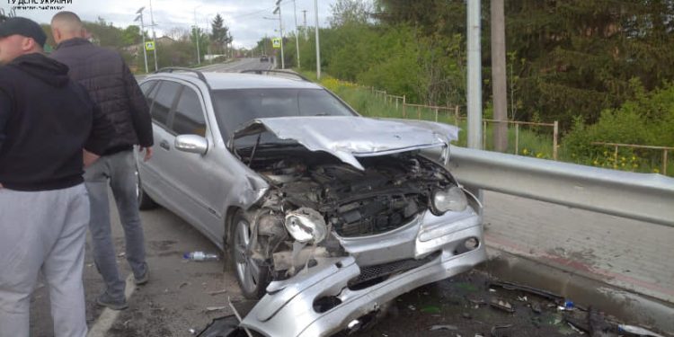 Внаслідок ДТП чоловіка затисло в автівці біля Тернополя (ОНОВЛЕНО)