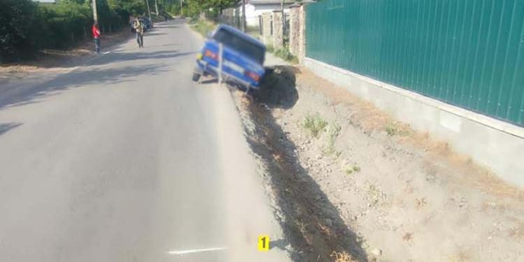 Автівка злетіла в кювет у Вишнівці