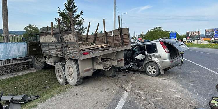 Водій загинув, восьмирічна дитина травмована: наслідки ДТП у Кременці