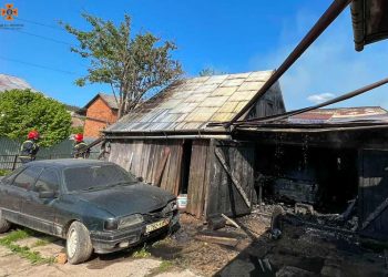 Автомобіль і скутер ледь не згоріли у Бережанах