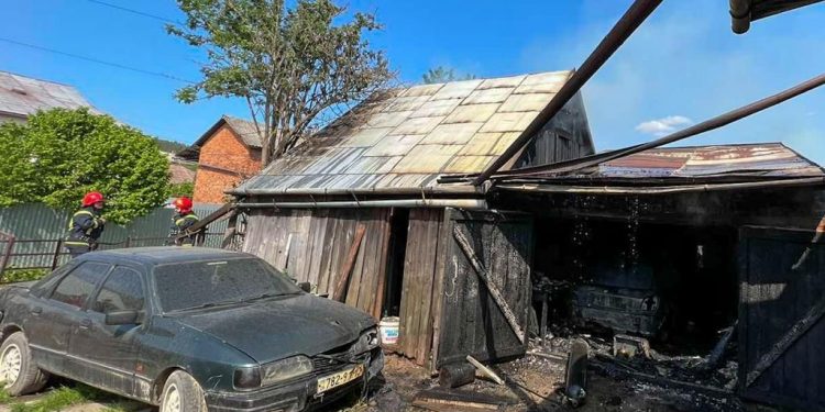 Автомобіль і скутер ледь не згоріли у Бережанах