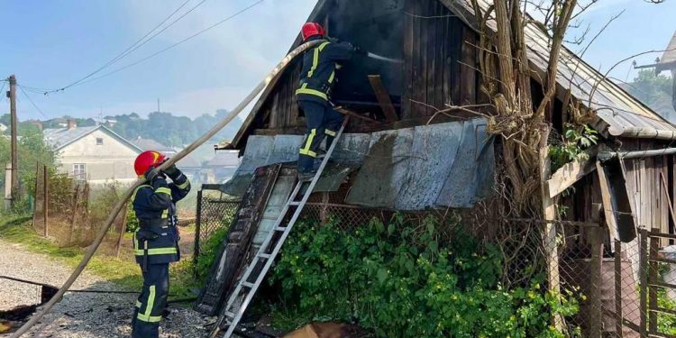 Автомобіль і скутер ледь не згоріли у Бережанах