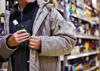 Пляшку дорогого алкоголю вкрав чоловік у тернопільському супермаркеті