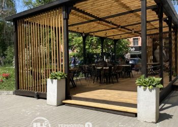 Чому літник ресторану у центрі Тернополя досі не демонтували