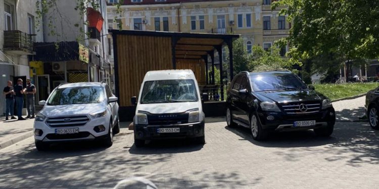 Чому літник ресторану у центрі Тернополя досі не демонтували