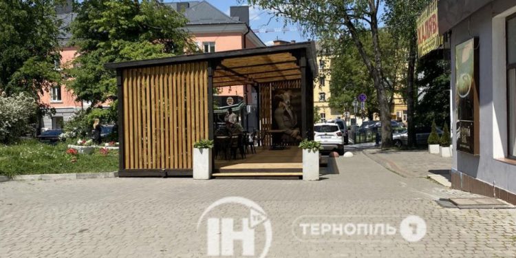 Чому літник ресторану у центрі Тернополя досі не демонтували